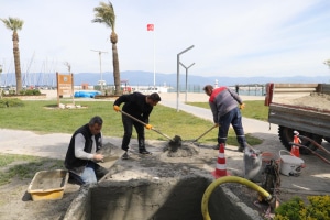 Burhaniye Belediyesi Fen İşleri Müdürlüğü, ilçe genelinde yol yapım, parke döşeme ve çevre düzenleme çalışmalarına hız kesmeden devam ediyor.