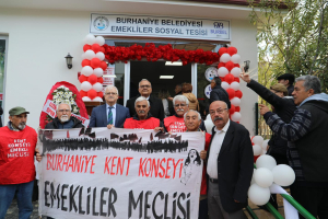 Burhaniye Belediyesi, Emekliler Lokali Sosyal Tesisi’ni hizmete açtı. Başkan Ali Kemal Deveciler’in seçim vaadi olan tesis, emeklilere uygun fiyatlı sosyal alan sunuyor.