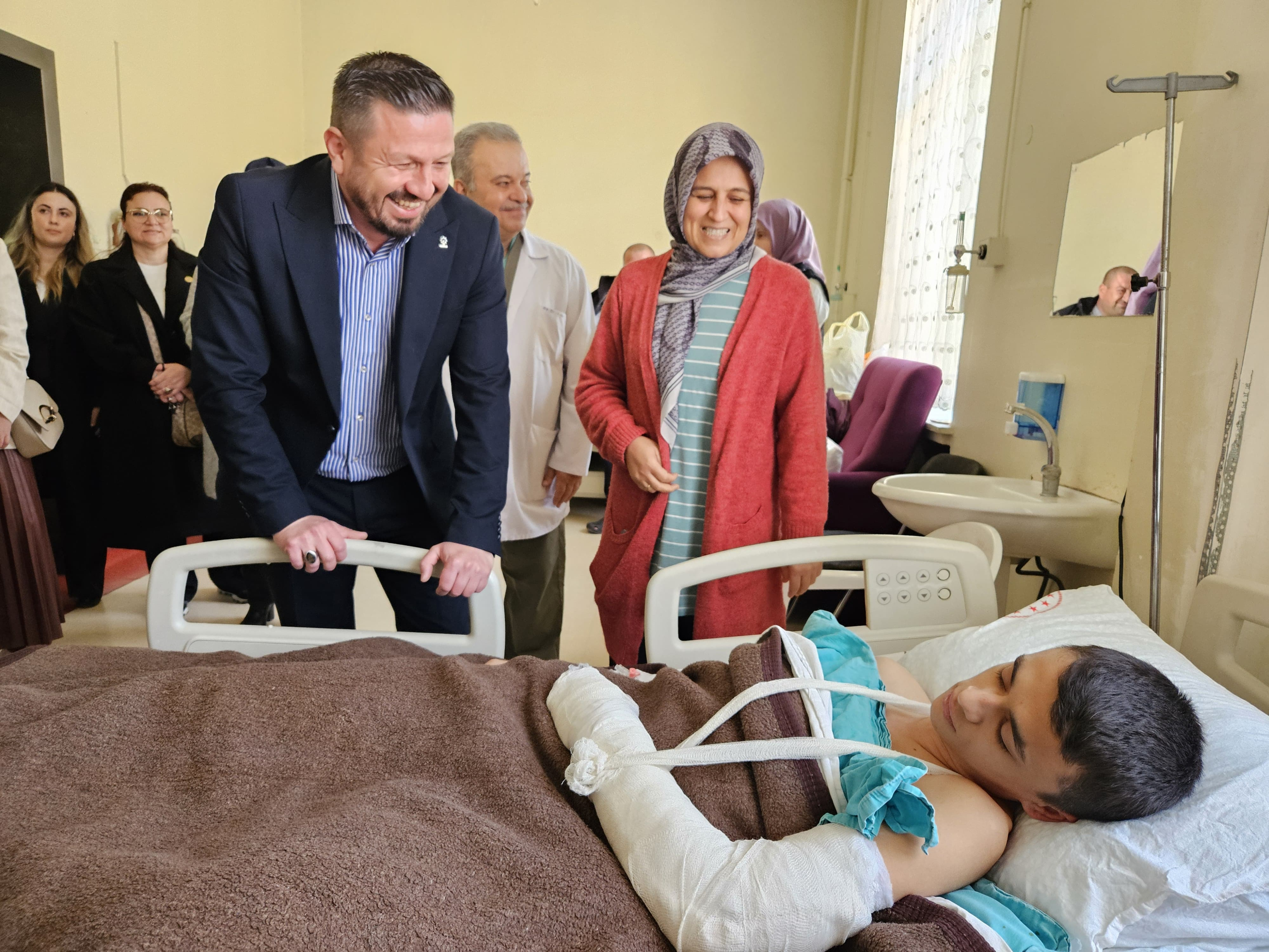 AK Parti Balıkesir İl Başkanı Mehmet Aydemir, Balıkesir Devlet Hastanesi’ne kazandırılan yeni ek binayı ziyaret etti. Modern teknolojiyle donatılan yapı sağlık hizmetlerine yeni soluk getiriyor.