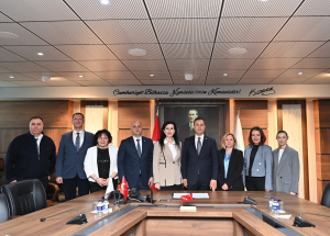 Balıkesir Büyükşehir Belediye Başkanı Ahmet Akın, MLGP4Climate Platformu’na katılarak iklim değişikliğiyle mücadelede uluslararası iş birliği başlattı. SECAP ile şehir karbon salınımını yüzde 40 azaltmayı hedefliyor.