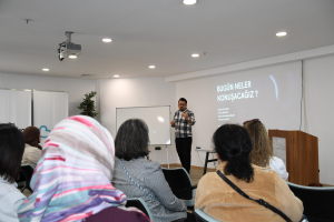 Balıkesir Büyükşehir Belediyesi, Kadın Emeği İletişim Ofisi aracılığıyla kadın girişimcilere pazarlama, markalaşma ve e-ticaret konularında eğitimler sunarak kadın emeğini iş gücüne dönüştürüyor.