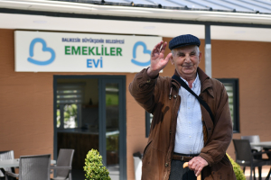Balıkesir Büyükşehir Belediye Başkanı Ahmet Akın, emekliler için huzurlu ve ekonomik bir yaşam alanı olan Emekliler Evi’ni hizmete açtı. Emekliler projeden oldukça memnun.