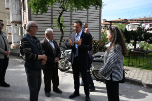 Balıkesir Büyükşehir Belediye Başkanı Ahmet Akın, depreme karşı dirençli şehir hedefiyle kentsel dönüşüm projelerine başladı. Kızpınarı Mahallesi'nde saha incelemelerinde bulunan Akın, vatandaşların mağdur edilmeyeceğini vurguladı.