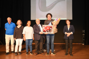 Balıkesir’de düzenlenen Cumhuriyet Söyleşileri serisinin altıncısı “Bir Resmi Okumak” temasıyla gerçekleşti. Dr. Mehmet Mengü’nün sanatın toplumsal rolüne dair konuşması ilgi gördü.