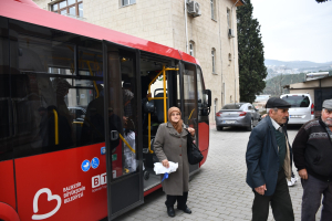 Balıkesir Büyükşehir Belediye Başkanı Ahmet Akın, halk buluşmalarında gelen talepler doğrultusunda İvrindi ve Balya’da kırsal mahallelere ücretsiz toplu taşıma hizmeti başlattı. Pazarlara ulaşım artık çok kolay!