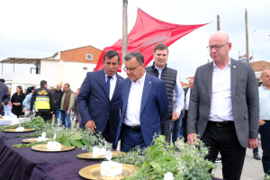 Balıkesir Altıeylül’e bağlı Yakupköy’de ilk kez düzenlenen Kaymak Festivali ve Hıdırellez Hayrı, coşkuyla kutlandı. Belediye Başkanı Hakan Şehirli, kaymağı markalaştırmayı hedeflediklerini açıkladı.
