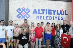 Altıeylül Belediyesi, 19 Mayıs’ı özel gereksinimli bireylerin katılımıyla Engelsiz Kulaçlar etkinliği ve müzik konseriyle kutladı. Bayram coşkusu iki gün sürecek.