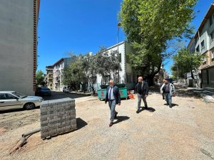Bandırma Belediye Başkanı Dursun Mirza, Çınarlı Mahallesi’nde süren parke yol ve kaldırım çalışmalarını yerinde inceledi. Mahalle halkıyla buluşan Mirza, yaşam kalitesini artırmaya yönelik projelerin hız kesmeden süreceğini belirtti.