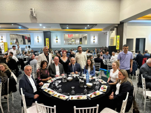 Bandırma Belediye Başkanı Dursun Mirza, Alevi Kültür Dernekleri Bandırma Şubesi’nin düzenlediği Dayanışma Gecesi’ne katılarak birlik, hoşgörü ve kültürel değerlerin önemine vurgu yaptı. Gece, Tolga Sağ konseriyle taçlandı.