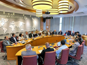 Bandırma Belediye Başkanı Dursun Mirza, başkan yardımcıları ve daire müdürleriyle bir araya gelerek şehrin geleceğine yön verecek projeleri istişare etti. Yeni yatırımlar için gerekli talimatlar verildi.