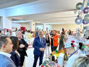 Bandırma Belediye Başkanı Dursun Mirza, Yaman Egeli Ortaokulu’nda düzenlenen TÜBİTAK 4006 Bilim Fuarı’na katılarak öğrencilerin projelerini inceledi. Eğitime ve bilime destek mesajı verdi.