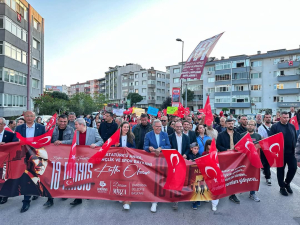 Bandırma, 19 Mayıs Atatürk’ü Anma, Gençlik ve Spor Bayramı’nı kortej yürüyüşü ve Can Gox konseriyle kutladı. Başkan Dursun Mirza, gençlerle birlikte yürüdü ve birlik mesajı verdi.