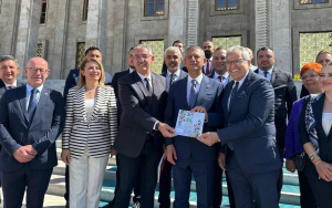 Başkan Dursun Mirza, CHP Genel Başkanı Özgür Özel ile festival daveti görüşmesinde