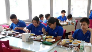 Burhaniye Belediyesi, Kent Lokantası’nda hayata geçirdiği askıda yemek uygulaması ile öğrencilere ücretsiz sıcak yemek desteği sunuyor. Dayanışma kültürü büyüyor.