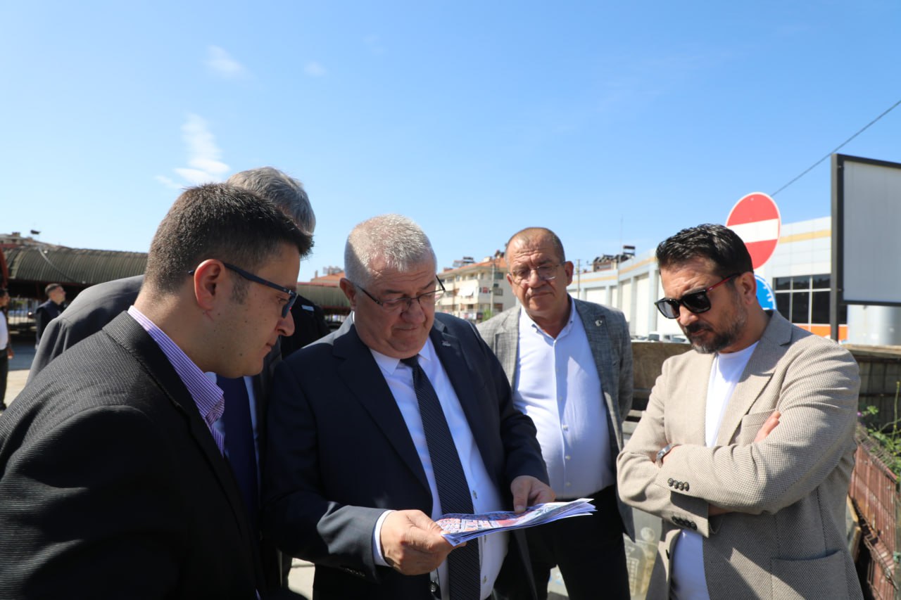 Edremit Belediyesi, Akçay Mahallesi’ndeki kapalı pazaryerini yenileyerek kilitli parke taşlarla modern bir görünüm kazandırdı. Detaylar haberimizde.