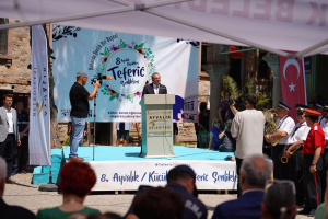 Ayvalık’ın Küçükköy Mahallesi’nde düzenlenen 8. Uluslararası Teferic Şenlikleri başladı. Balkan ülkelerinden konukların katılımıyla gerçekleşen etkinlik, kültür ve dayanışma dolu anlara sahne oldu.