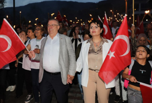 Edremit'te 19 Mayıs Atatürk’ü Anma, Gençlik ve Spor Bayramı coşkuyla kutlandı. Altınoluk'ta düzenlenen fener alayı ve Hande Ünsal konseri vatandaşlara bayramı doyasıya yaşattı.