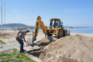 Burhaniye Belediyesi, yaz mevsimi öncesi parklar, plajlar ve yeşil alanlarda temizlik ve çevre düzenleme çalışmalarını yoğunlaştırdı. İlçe genelinde bakım ve onarım faaliyetleri sürüyor.