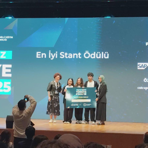 Burhaniye Celal Toraman Anadolu Lisesi öğrencileri, GençBizz Türkiye Finalleri'nde "En İyi Proje Anlatan Stant Ödülü"nü kazanarak Balıkesir’i gururlandırdı.