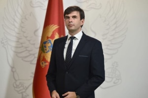 Karadağ Diaspora Bakanı Mirsad Azemovic, Burhaniye’de Karadağ göçmenleriyle bir araya geliyor. AB üyelik süreci, çifte vatandaşlık ve Türkiye’ye etkileri ele alınacak.