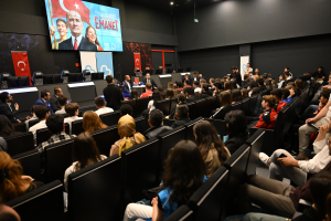 Balıkesir Büyükşehir Belediye Başkanı Ahmet Akın, 19 Mayıs Gençlik Haftası etkinlikleri kapsamında gençlerle bir araya geldi. Gençlere sosyal alanlar, tiyatro, istihdam ve şehir planlamasında aktif rol sözü verdi.
