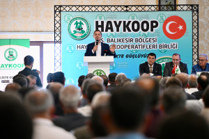 Ahmet Akın, HAYKOOP Genel Kurulu’nda üreticilere tarımsal destek müjdesi verirken konuşuyor