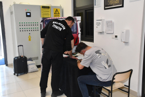 Balıkesir Büyükşehir Belediyesi 50 itfaiye eri alımı için başvuruları başlattı. Başvuru şartları, KPSS puanı, gerekli belgeler ve detaylar haberimizde.