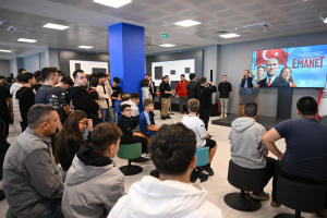 Balıkesir Büyükşehir Belediyesi’nin 19 Mayıs etkinlikleri kapsamında düzenlediği E-Spor Turnuvası, 453 gencin katılımıyla büyük ilgi gördü. Başkan Ahmet Akın da gençleri yalnız bırakmadı