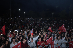 Balıkesir Büyükşehir Belediyesi’nin 19 Mayıs kutlamaları kapsamında Avlu’da düzenlediği konser ve etkinlikler büyük ilgi gördü. Ahmet Akın, “Orkestralarımız müzik şöleni yaşattı” dedi.