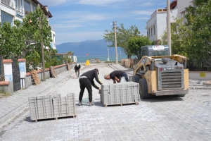 Burhaniye Belediyesi Fen İşleri Müdürlüğü ekipleri ilçe genelinde program
dahilinde kapsamlı yol yapım, bakım ve onarım çalışmalarına devam ediyor.