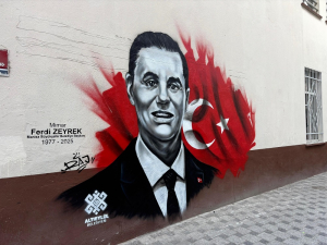 Altıeylül Belediyesi, elim bir kazada hayatını kaybeden Manisa Büyükşehir Belediye Başkanı Ferdi Zeyrek’in anısını Altıeylül İlköğretim Okulu’nun duvarına yapılan grafiti çalışmasıyla yaşatıyor.