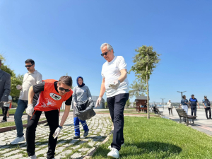 Bandırma'da 1,5 Saatte 1500 Kilogram Atık Toplandı: Marmara Denizi İçin El Ele