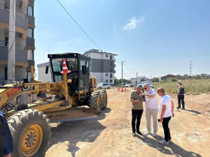 Bandırma Belediyesi, asfaltlama ve çevre düzenleme çalışmalarını sürdürüyor. Başkan Dursun Mirza, projeleri sahada denetleyerek bilgi aldı
