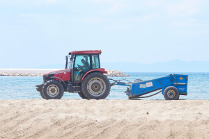 Burhaniye Belediyesi, Kurban Bayramı hazırlıklarını tamamladı. Mezarlık bakımı, kurban kesim alanları, ihtiyaç sahiplerine et dağıtımı ve sahil temizliği ile ilçede bayram huzur içinde karşılanacak.