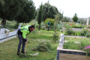 Edremit Belediyesi, Kurban Bayramı öncesi mezarlıklardan parklara, cadde ve sokaklardan yeşil alanlara kadar kapsamlı temizlik ve düzenleme çalışmalarıyla ilçeyi bayrama hazırlıyor.