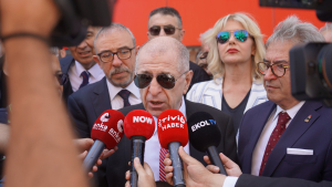 Zafer Partisi Genel Başkanı Ümit Özdağ, genel merkez önünde yaptığı açıklamada haksız tutuklamalara dikkat çekerek “Buruk bir sevinç yaşıyoruz” dedi. Hukuk devleti vurgusu yaptı.