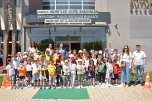 Balıkesir Büyükşehir Belediyesi’ne bağlı BAÇEM, yüzlerce öğrenciyi ağırlayarak bitki dikimi ve tarımsal üretim teknikleri konusunda uygulamalı eğitim verdi. Öğrenciler bitkilerin dünyasını keşfetti.