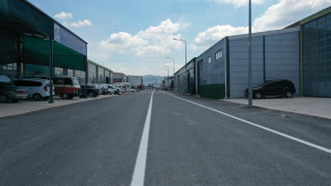 Balıkesir Büyükşehir Belediye Başkanı Ahmet Akın, Gönen ve Bandırma’da toplam 15,5 km yolu modern hale getirdi. Vatandaşlar tozdan çamurdan kurtuldu, esnaf memnun.