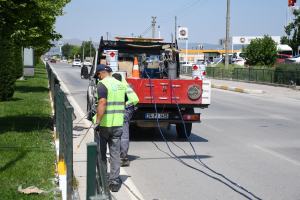 Balıkesir Büyükşehir Belediyesi, Ayşebacı Mahallesi ve İl Emniyet Müdürlüğü Kavşağı arasında 16 km’lik refüjde bordür boyama çalışması başlattı. Şehir estetiği için bakım ve temizlik çalışmaları sürüyor.