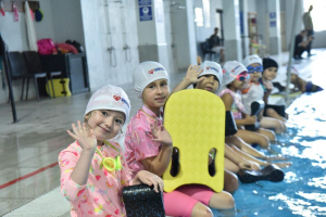 Altıeylül Belediyesi’nin yaz yüzme kurslarında 400 çocuk uzman eğitmenlerle yüzme öğreniyor. Yaz tatilinde spor, sosyalleşme ve güvenli eğitim bir arada sunuluyor.