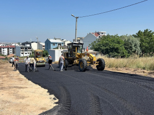 Bandırma Belediyesi, ulaşım konforunu artırmak amacıyla Yeni Mahalle başta olmak üzere birçok sokakta asfalt çalışmalarını sürdürüyor. Başkan Dursun Mirza, altyapı yatırımlarının aralıksız devam edeceğini belirtti.