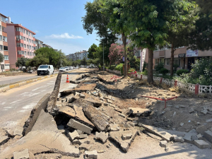 Bandırma Belediyesi, Mehmetçik Caddesi’nde Atatürk Bulvarı ile Kültür Merkezi arasında çift yönlü yaya kaldırım yapımına başladı.