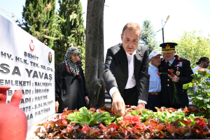 Balıkesir Büyükşehir Belediye Başkanı Ahmet Akın, şehitliklerde bakım ve onarım çalışmalarını hızlandırdı. Şehit mezarları çiçeklerle süslendi, bayraklar yenilendi.