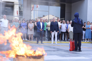 Bandırma Belediyesi, afet bilincini artırmak için eğitim, yangın tatbikatı ve Afet Koordinasyon Merkezi projeleriyle krizlere karşı hazırlıklarını güçlendiriyor.