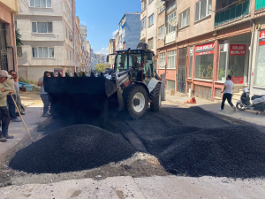 Bandırma Belediyesi, Başkan Dursun Mirza liderliğinde parke taşı döşemeleri, asfalt serim ve park düzenlemeleriyle kentin çehresini yeniliyor. İşte detaylar...