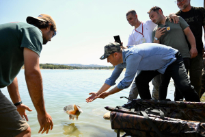 Balıkesir Büyükşehir Belediye Başkanı Ahmet Akın, Karaçepiş Göleti’ni Türkiye’de bir ilk olacak sportif olta balıkçılığı özel avlak sahasına dönüştürüyor. 500 dönümlük gölette balıkçılık 12 ay boyunca yapılabilecek.