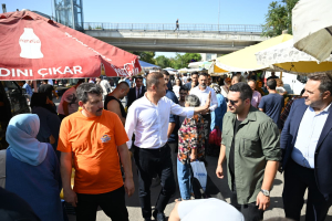 Balıkesir Büyükşehir Belediye Başkanı Ahmet Akın, AK Parti’ye geçeceği iddialarını net bir dille yalanladı. “Benim gündemim Balıkesir, söylentilerin doğruluk payı yok.” dedi.