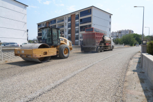 Burhaniye Belediyesi Fen İşleri Müdürlüğü ekipleri, ilçe genelinde tespit edilen yolların yenilenmesi için çalışmalarına aralıksız devam ediyor.