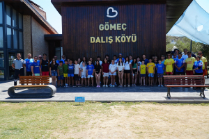 Balıkesir Büyükşehir Belediye Başkanı Ahmet Akın, deniz görmeyen çocuklar için ücretsiz deniz tatili programı başlattı. Gömeç Dalış Köyü’nde etkinlikler ve yüzme keyfiyle dolu unutulmaz bir gün yaşandı.