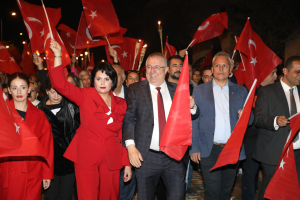 Edremit’te 30 Ağustos Zafer Bayramı fener alayı ve Buray konseri coşkusu